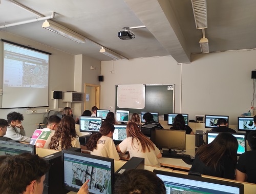 Alumnat de 2on de batxiller realitzant el taller de cartografia amb al aula d'informàtica